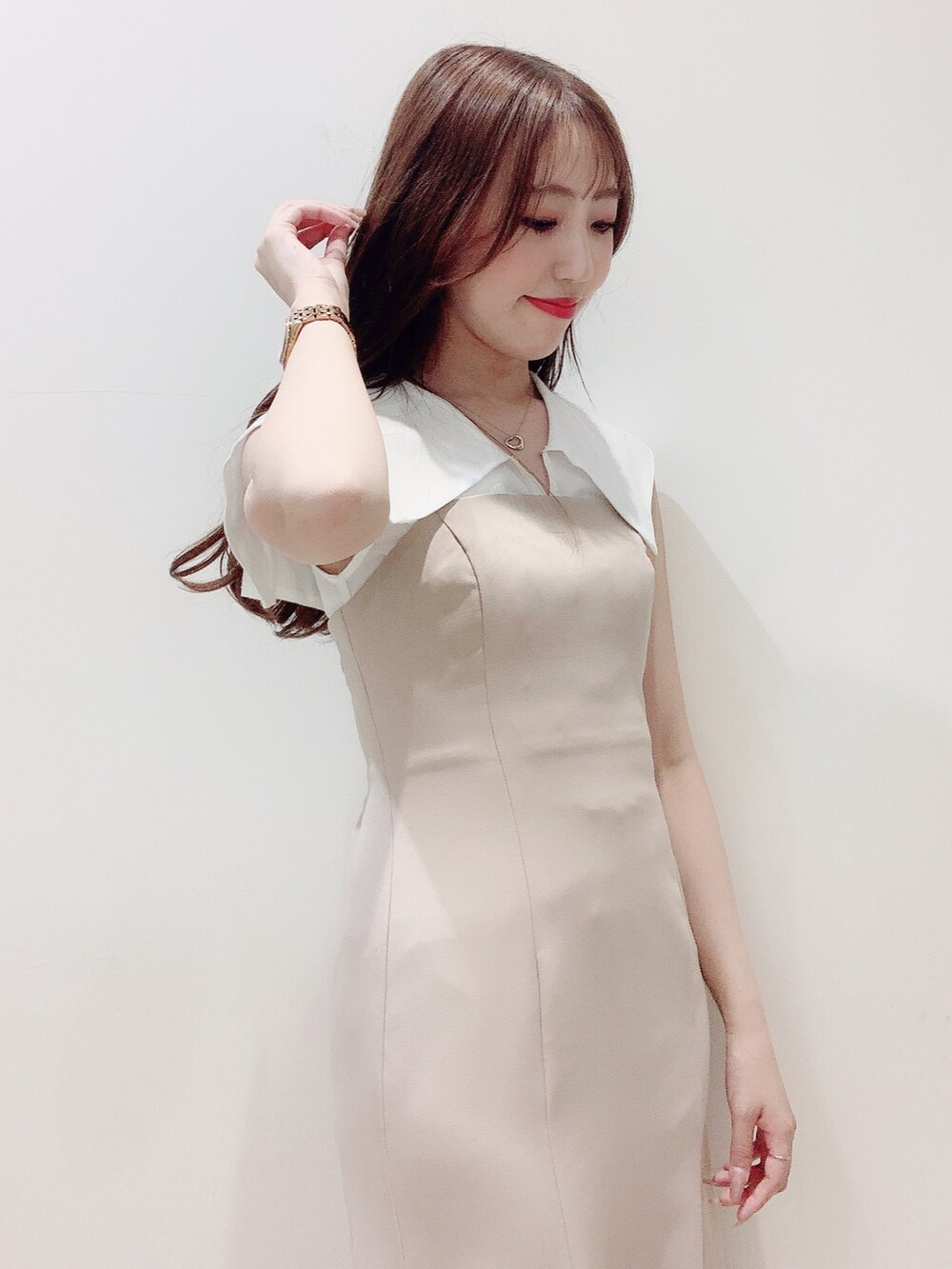 ベージュ系のワンピース、その他のサンダルを着用したレディースの春コーディネートの7枚目の写真