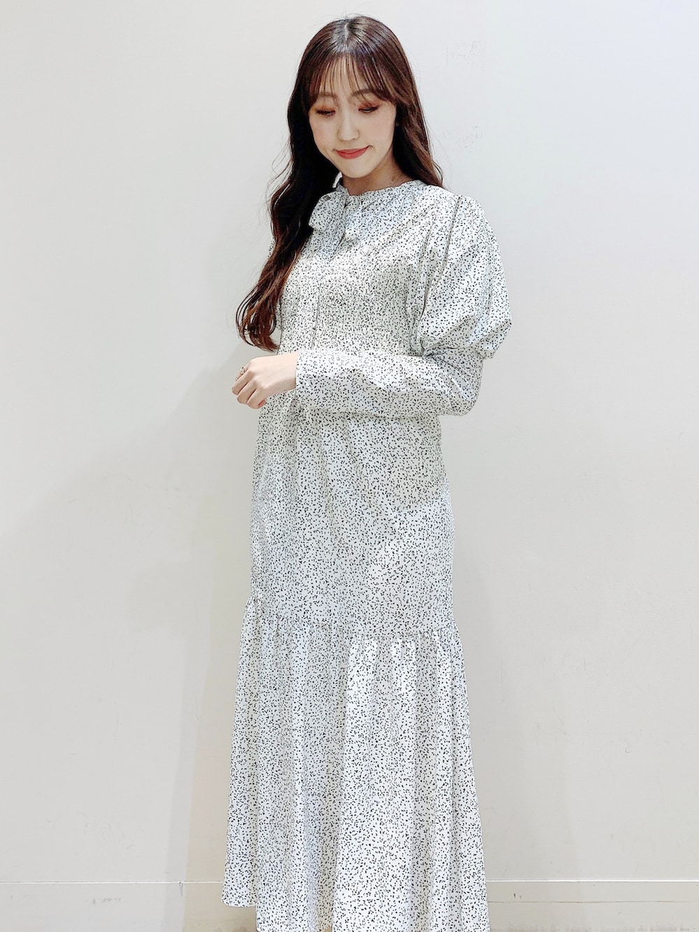 ホワイト系のワンピース、ブラウン系のダウンジャケット/コート、ホワイト系のブーツを着用したレディースの冬コーディネートの8枚目の写真