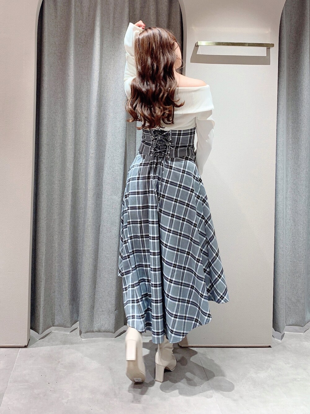 ホワイト系のワンピース、ホワイト系のブーツを着用したレディースの秋コーディネートの5枚目の写真