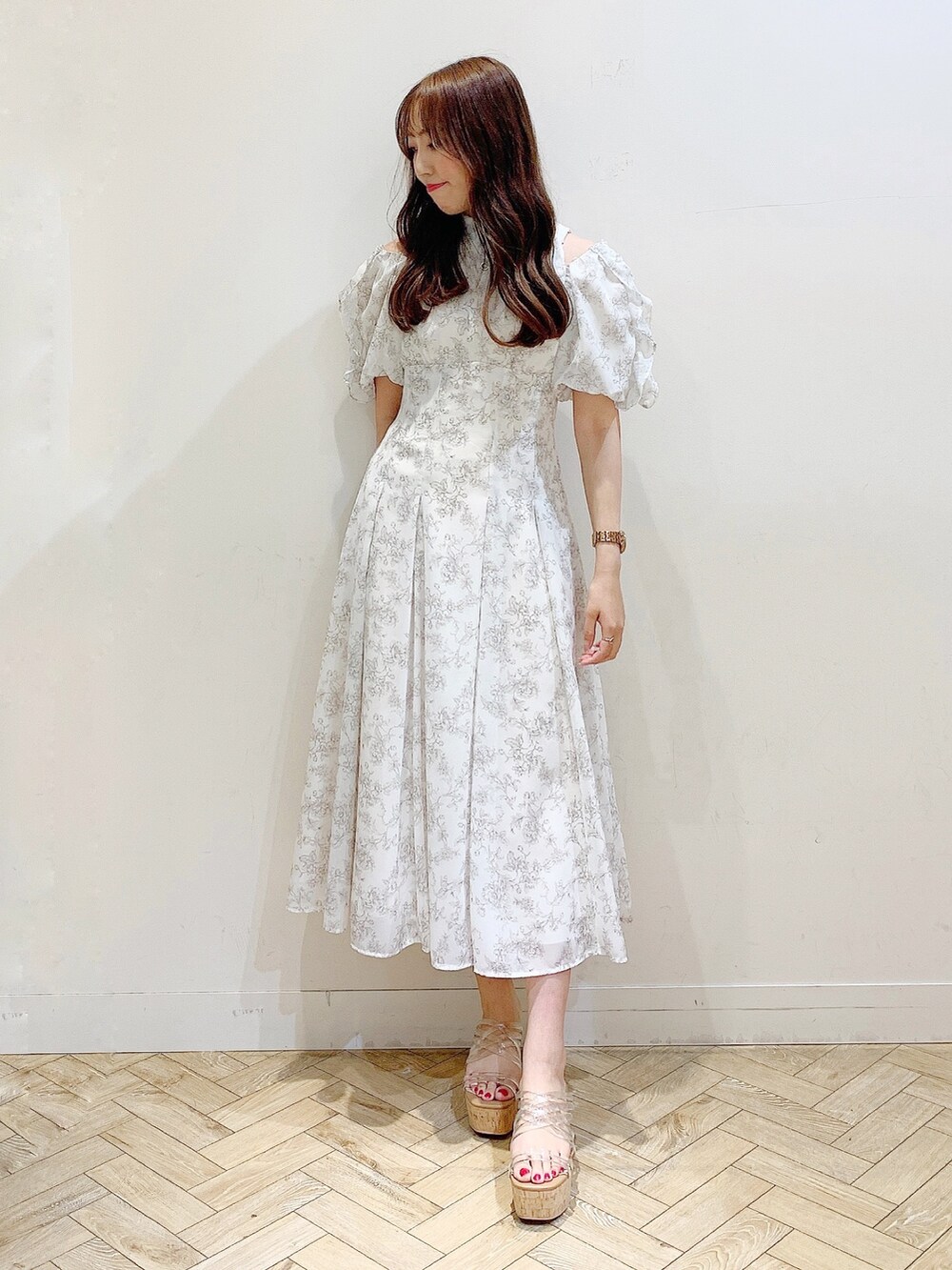 ベージュ系のワンピース、その他のサンダル、ベージュ系のテーラードジャケットを着用したレディースの春コーディネートの3枚目の写真