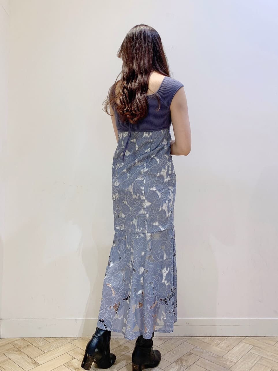 ベージュ系のトレンチコート、ブルー系のワンピースを着用したレディースの春コーディネートの2枚目の写真