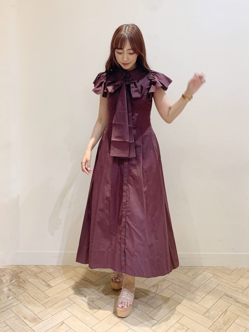 ブラウン系のワンピースを着用したレディースの夏コーディネートの3枚目の写真