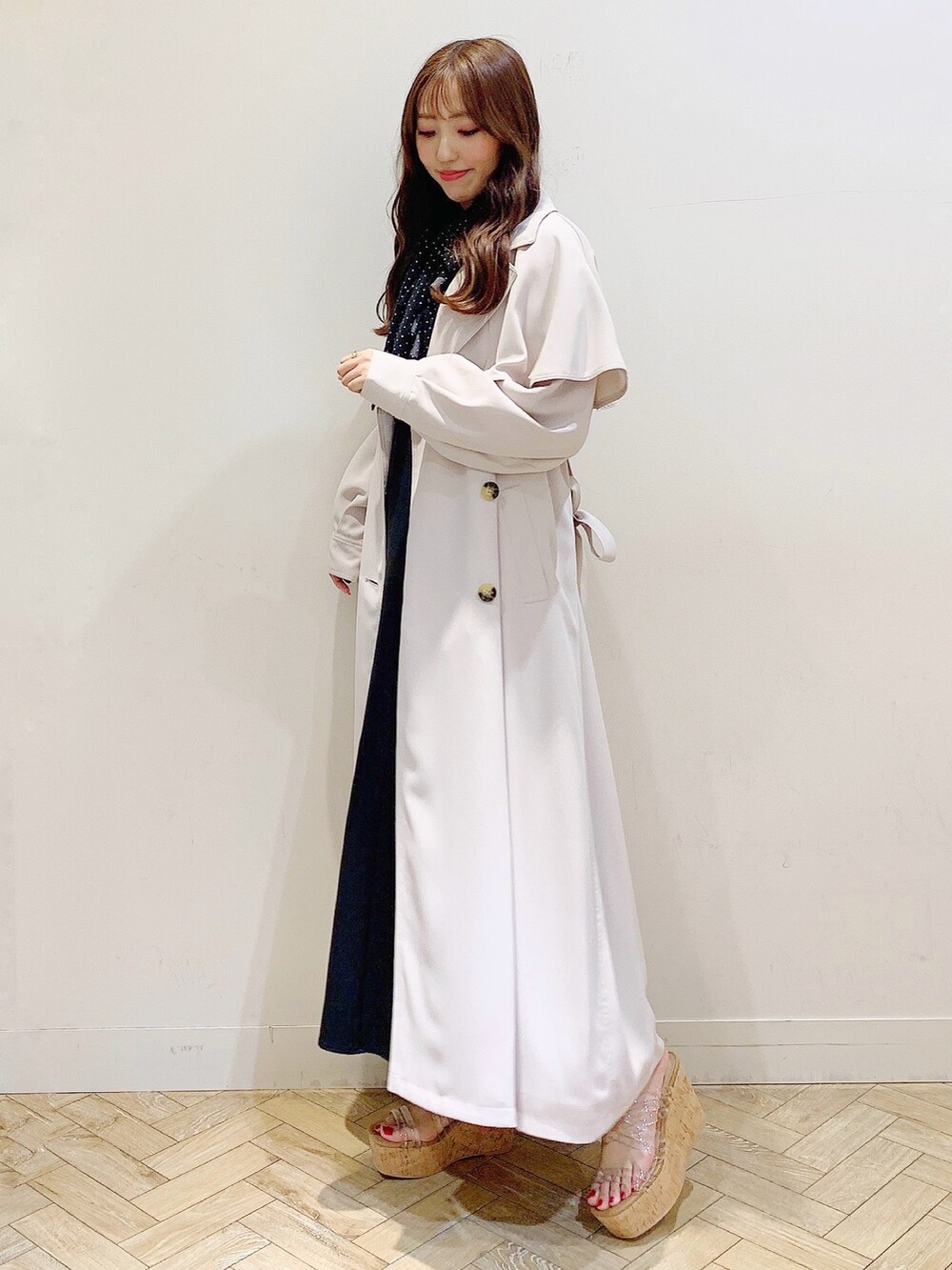 ブラック系のワンピース、その他のサンダル、ブラック系のハンドバッグを着用したレディースの春コーディネートの7枚目の写真