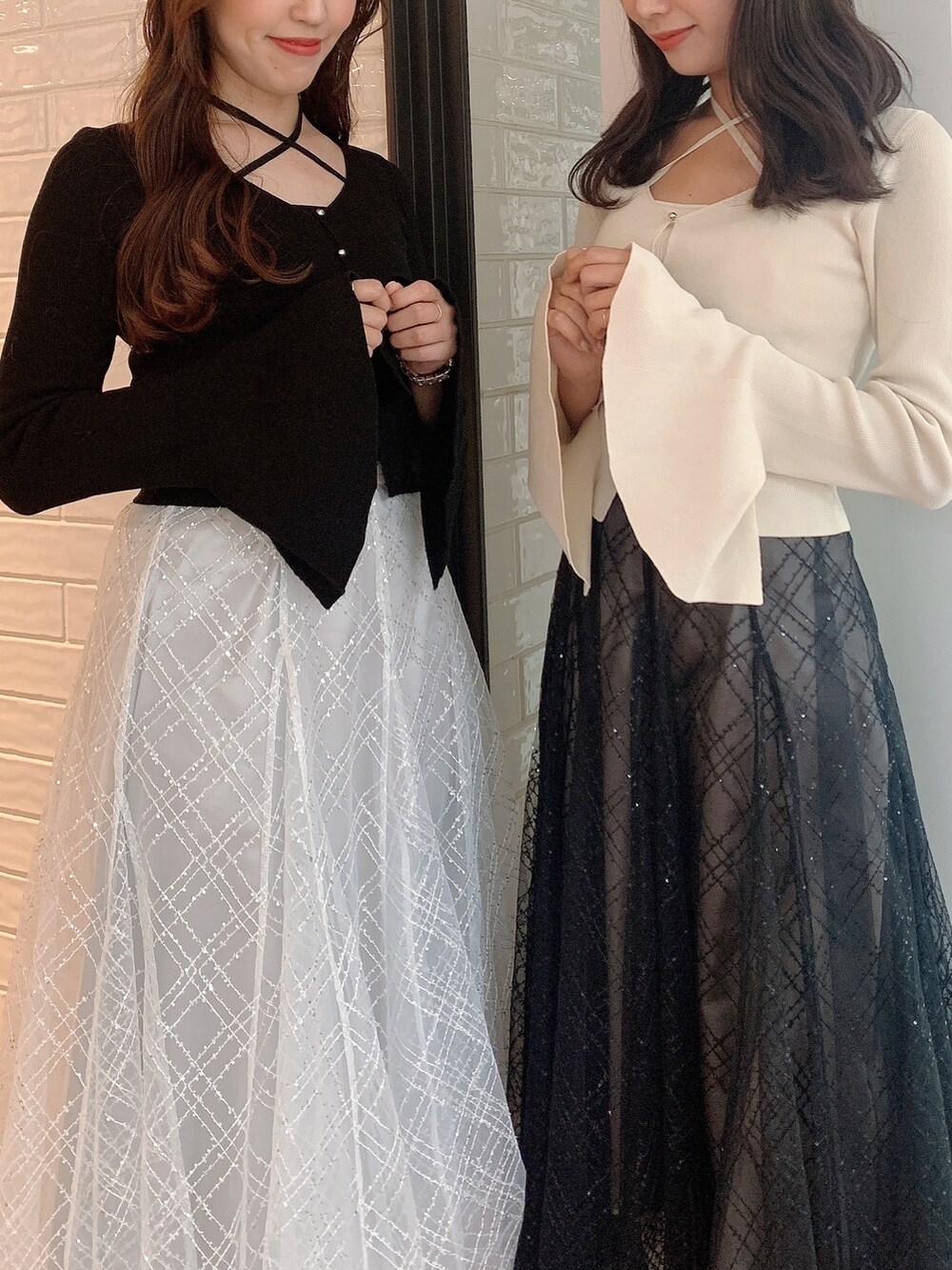 ブラック系のニット/セーター、グレー系のスカート、ホワイト系のパンプスを着用したレディースの冬コーディネートの9枚目の写真