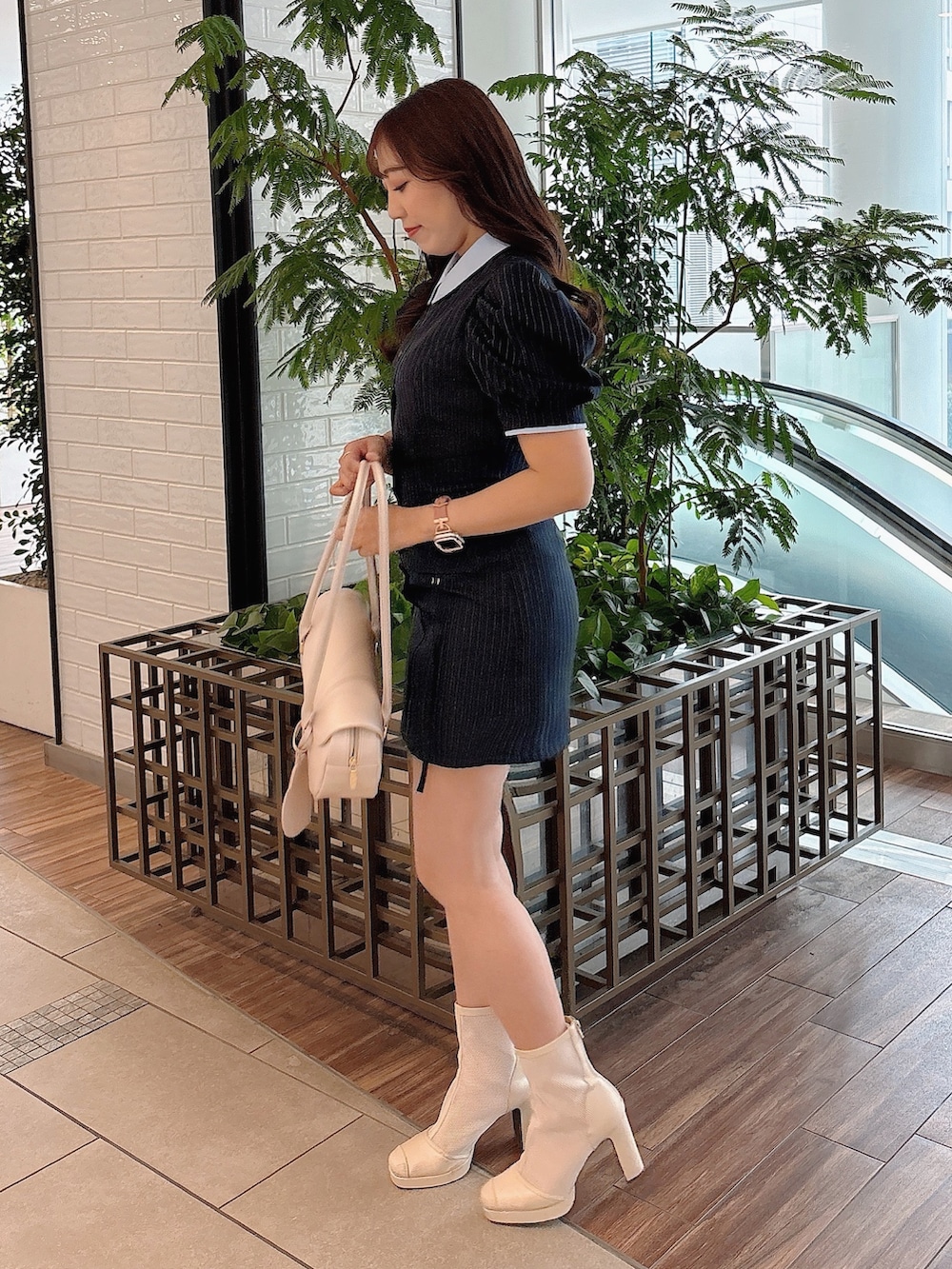 ホワイト系のブーツ、ブルー系のワンピースを着用したレディースの春コーディネートの3枚目の写真