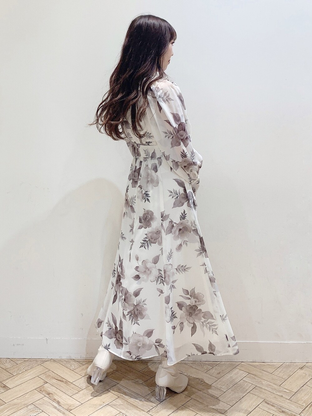 ホワイト系のブーツ、ホワイト系のワンピースを着用したレディースの冬コーディネートの7枚目の写真