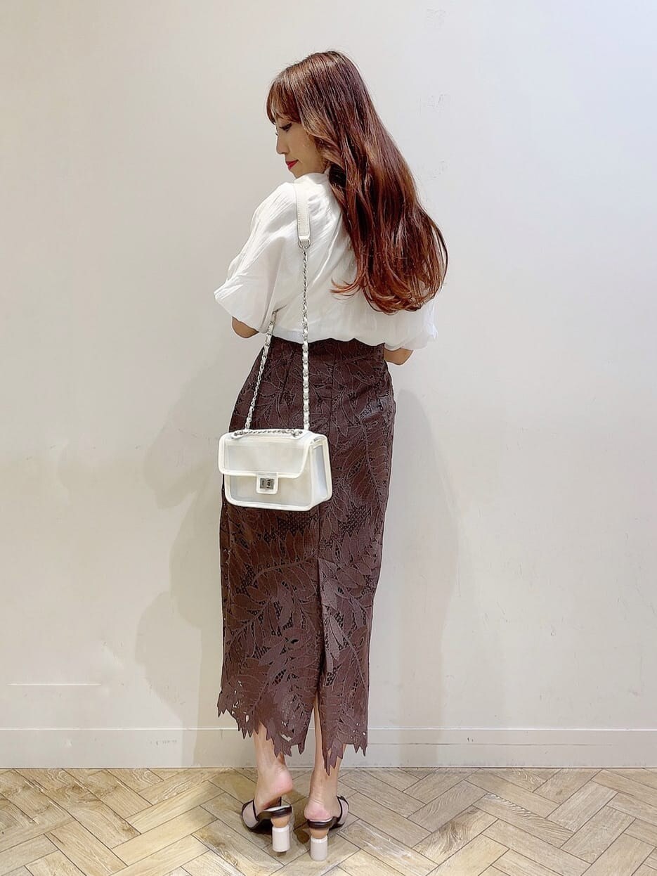 ホワイト系のシャツ/ブラウス、ブラウン系のスカート、ブラウン系のサンダルを着用したレディースの夏コーディネートの4枚目の写真
