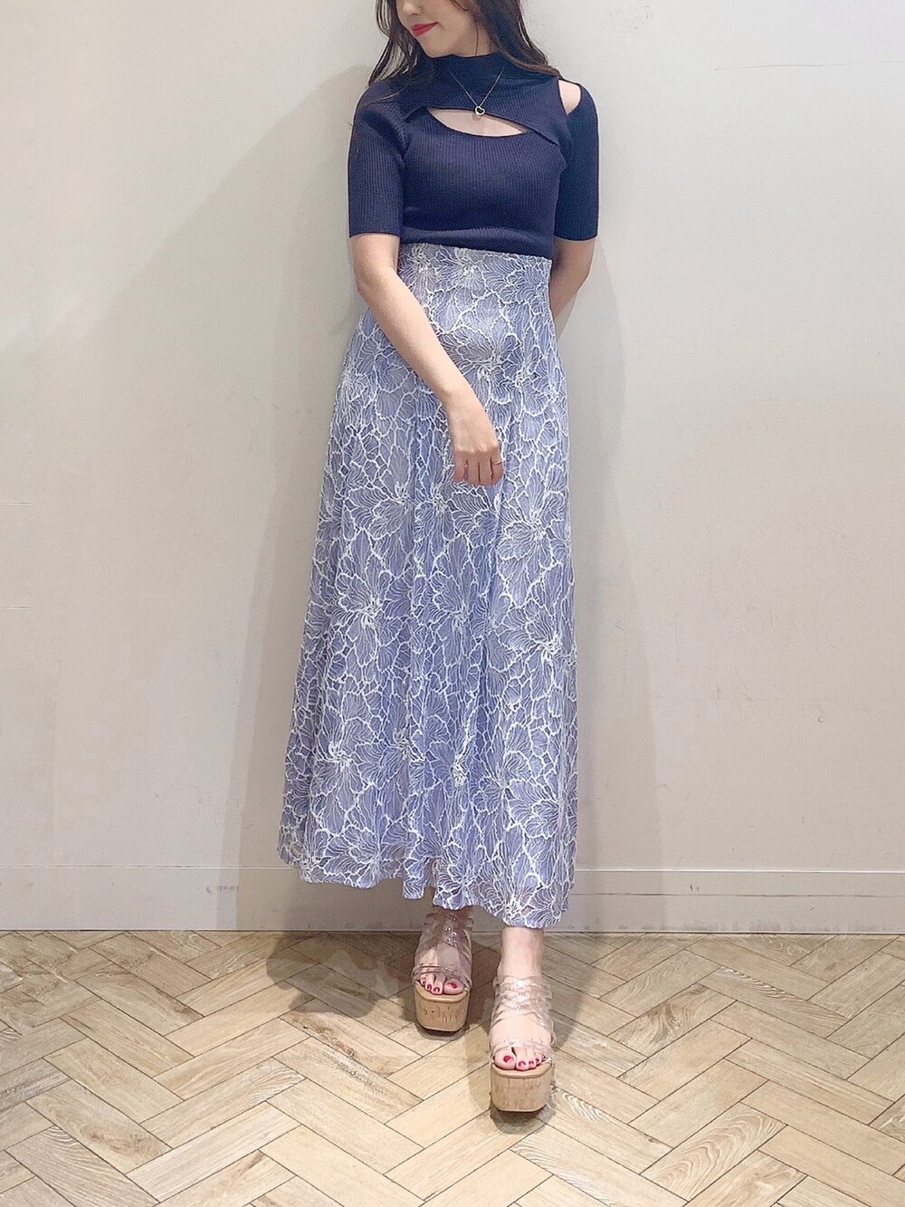 ブルー系のスカート、グレー系のニット/セーター、その他のサンダルを着用したレディースの春コーディネートの3枚目の写真