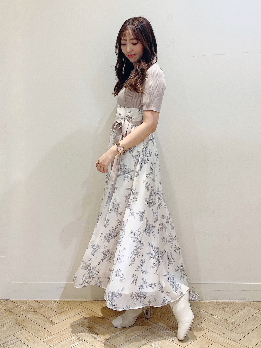 ホワイト系のワンピース、ホワイト系のトレンチコートを着用したレディースの冬コーディネートの3枚目の写真