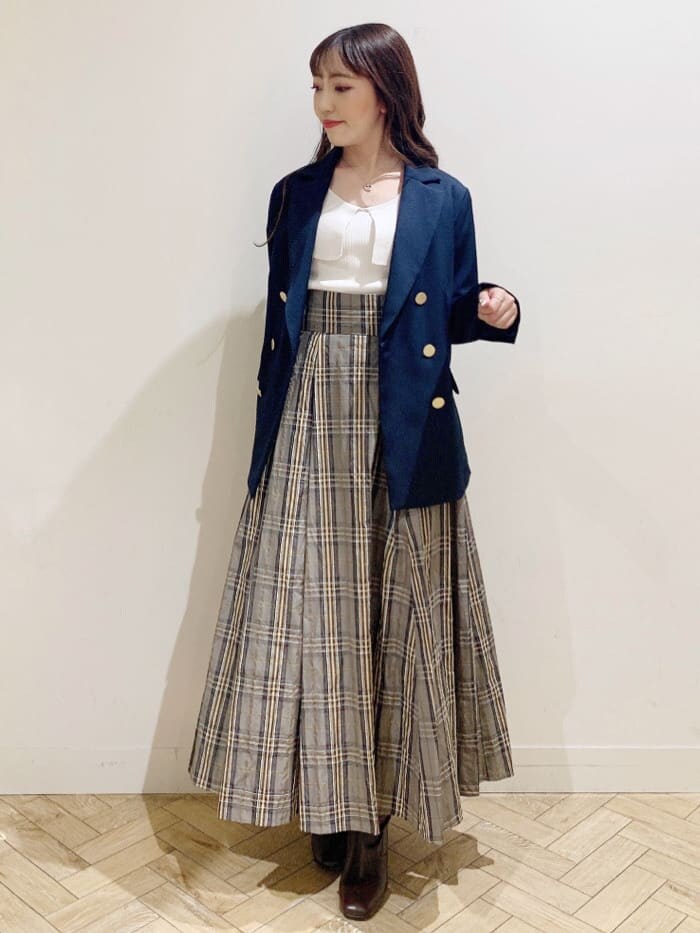 ベージュ系のスカート、ホワイト系のニット/セーター、ベージュ系のスカートを着用したレディースの秋コーディネートの7枚目の写真