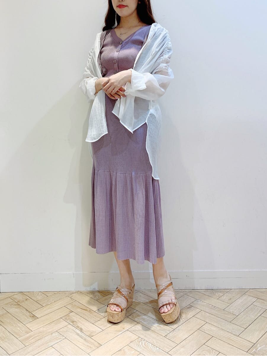 ホワイト系のシャツ/ブラウス、ピンク系のワンピース、ベージュ系のサンダルを着用したレディースの春コーディネートの5枚目の写真