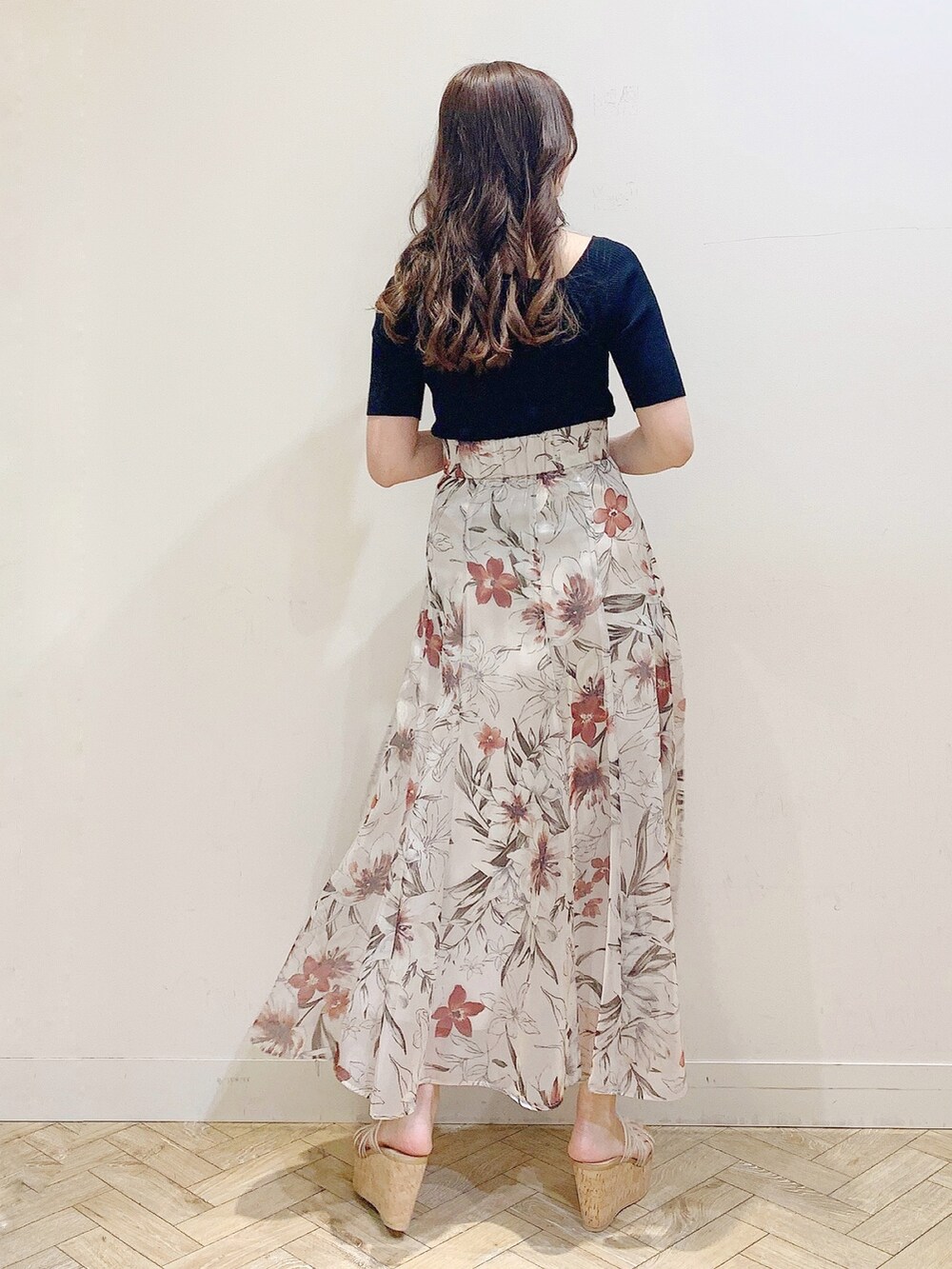 ピンク系のスカート、ブラック系のニット/セーター、その他のサンダルを着用したレディースの春コーディネートの8枚目の写真