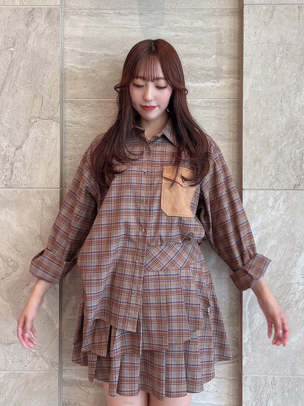 ブラウン系のシャツ/ブラウス、ブラウン系のスカート、その他のローファーを着用したレディースの秋コーディネートの7枚目の写真