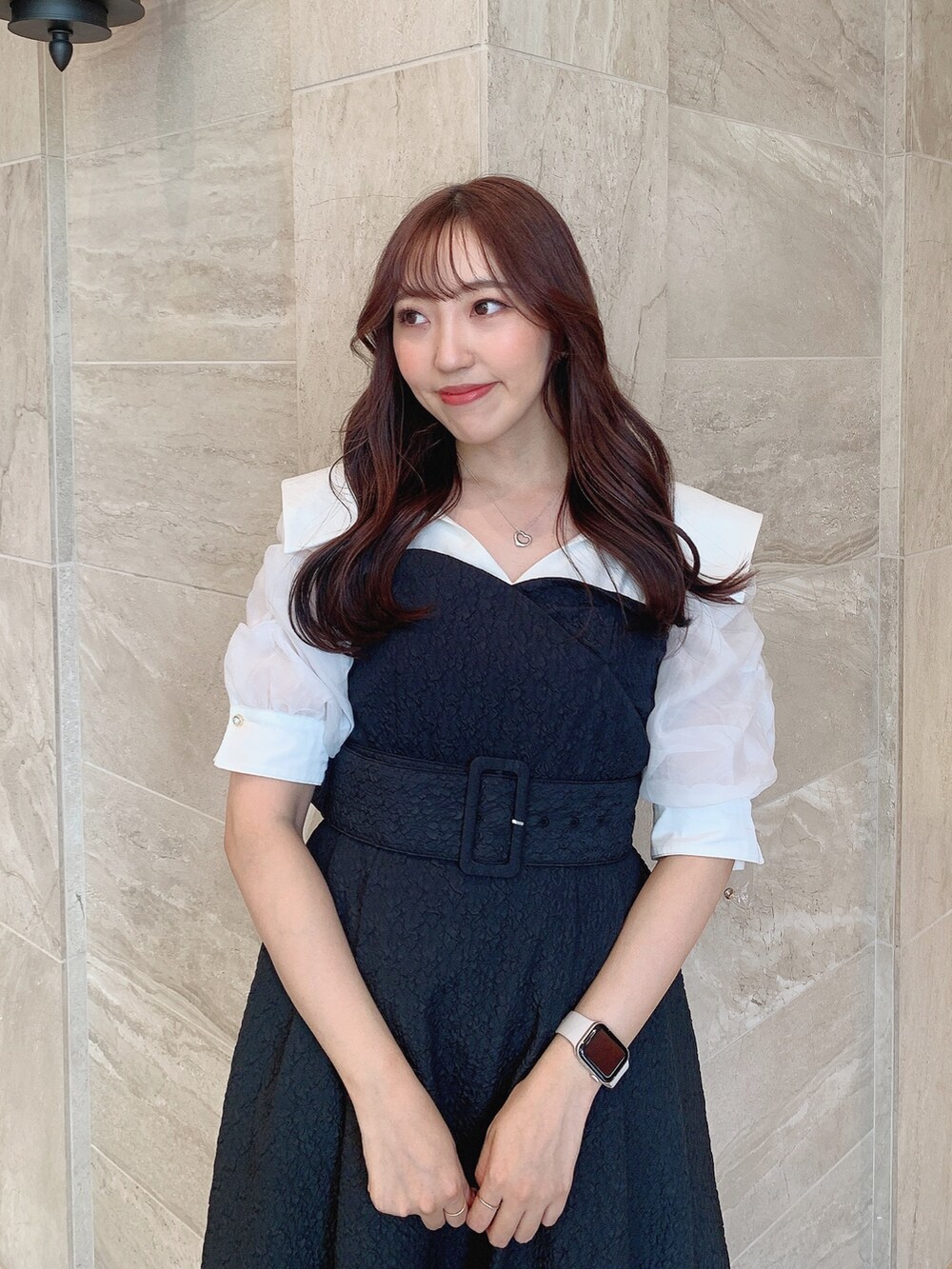 ブラック系のパンプス、ブラック系のワンピースを着用したレディースの秋コーディネートの5枚目の写真