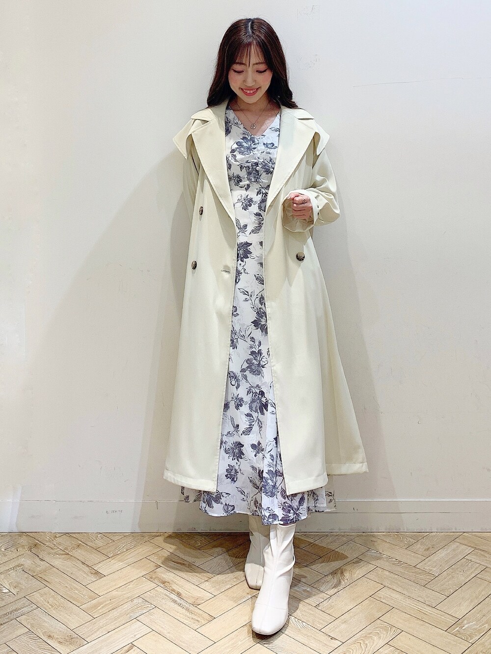 ホワイト系のワンピース、イエロー系のトレンチコートを着用したレディースの冬コーディネートの7枚目の写真