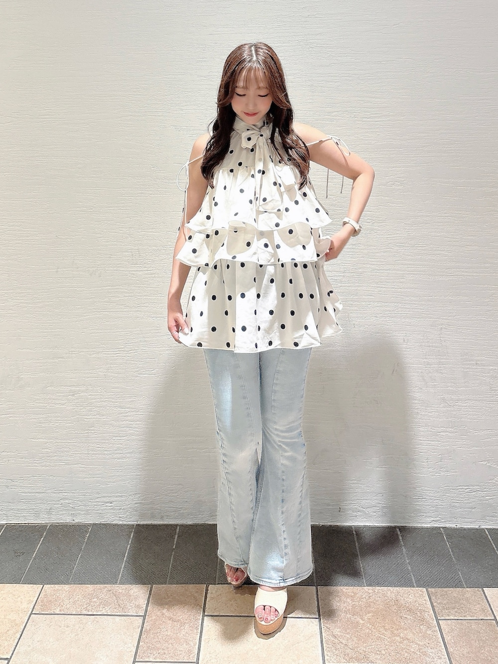 その他のシャツ/ブラウス、ブルー系のデニムパンツ、ホワイト系のサンダルを着用したレディースの夏コーディネートの2枚目の写真