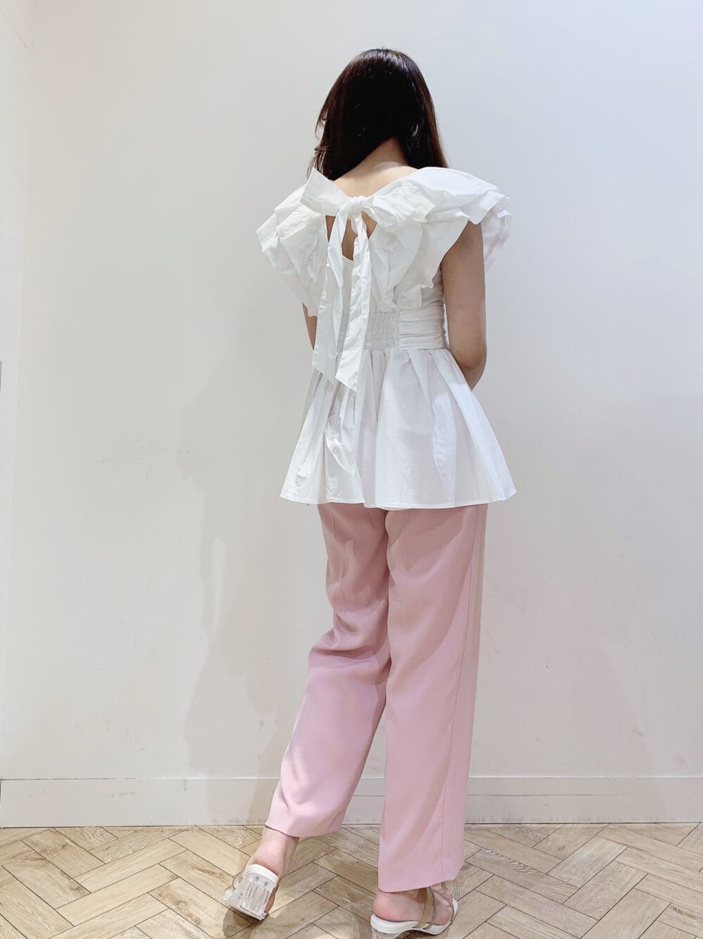 ホワイト系のシャツ/ブラウス、ピンク系のその他パンツ、ベージュ系のサンダルを着用したレディースの春コーディネートの3枚目の写真