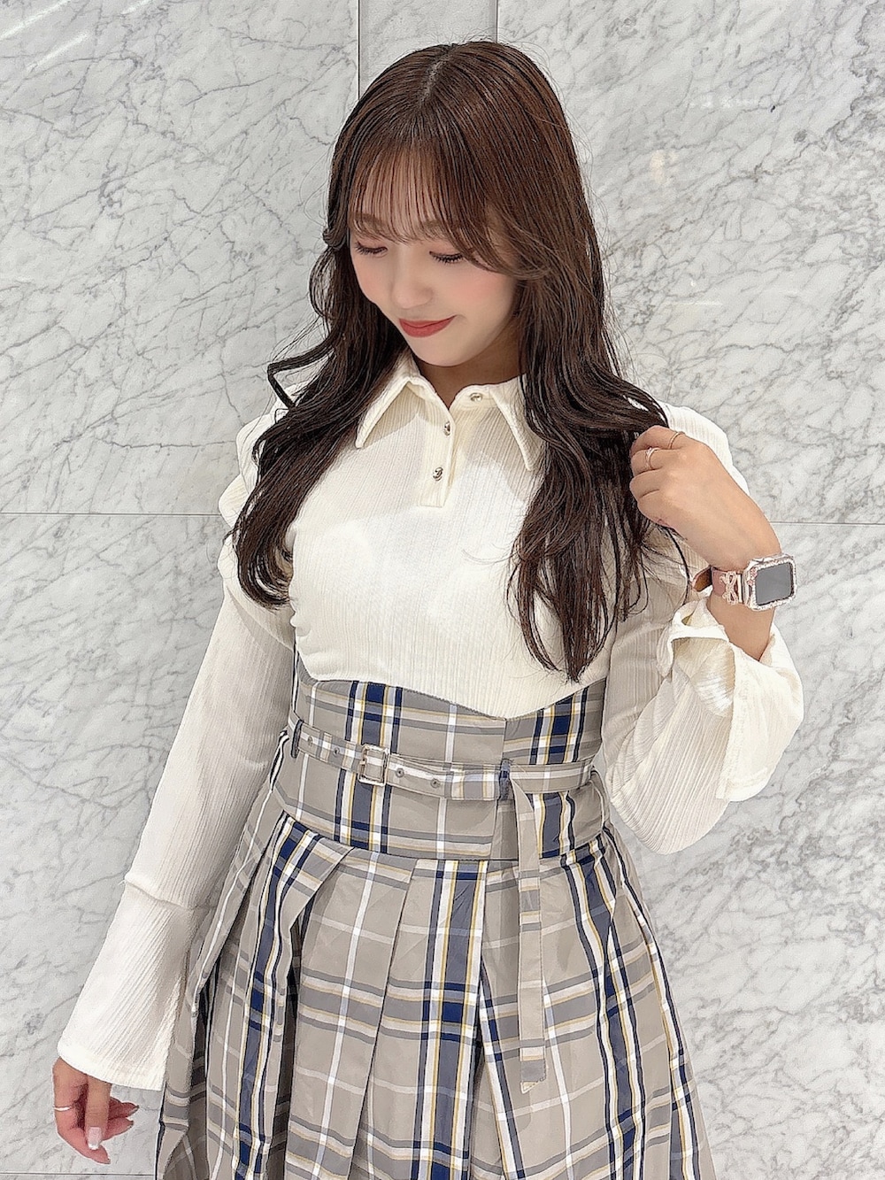 ホワイト系のワンピース、ブラウン系のブーツを着用したレディースの秋コーディネートの6枚目の写真