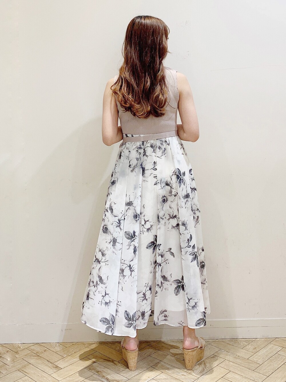 ベージュ系のワンピース、その他のサンダル、ホワイト系のカーディガン/ボレロを着用したレディースの春コーディネートの6枚目の写真