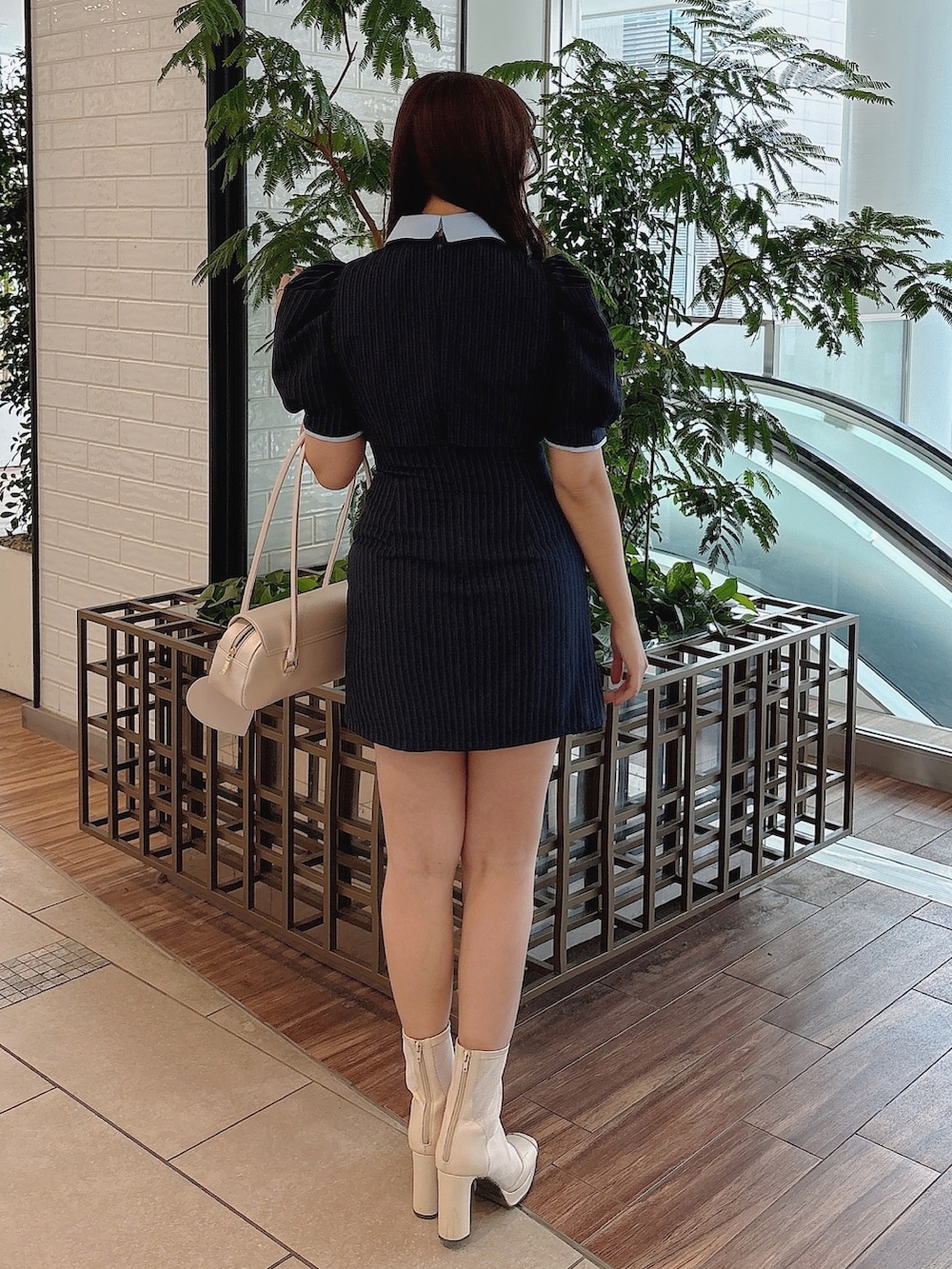 ホワイト系のブーツ、ブルー系のワンピースを着用したレディースの春コーディネートの5枚目の写真