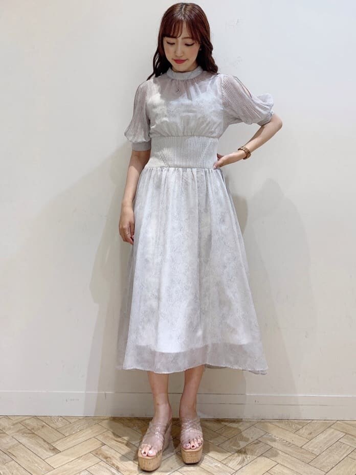 ホワイト系のワンピースを着用したレディースの夏コーディネートの3枚目の写真
