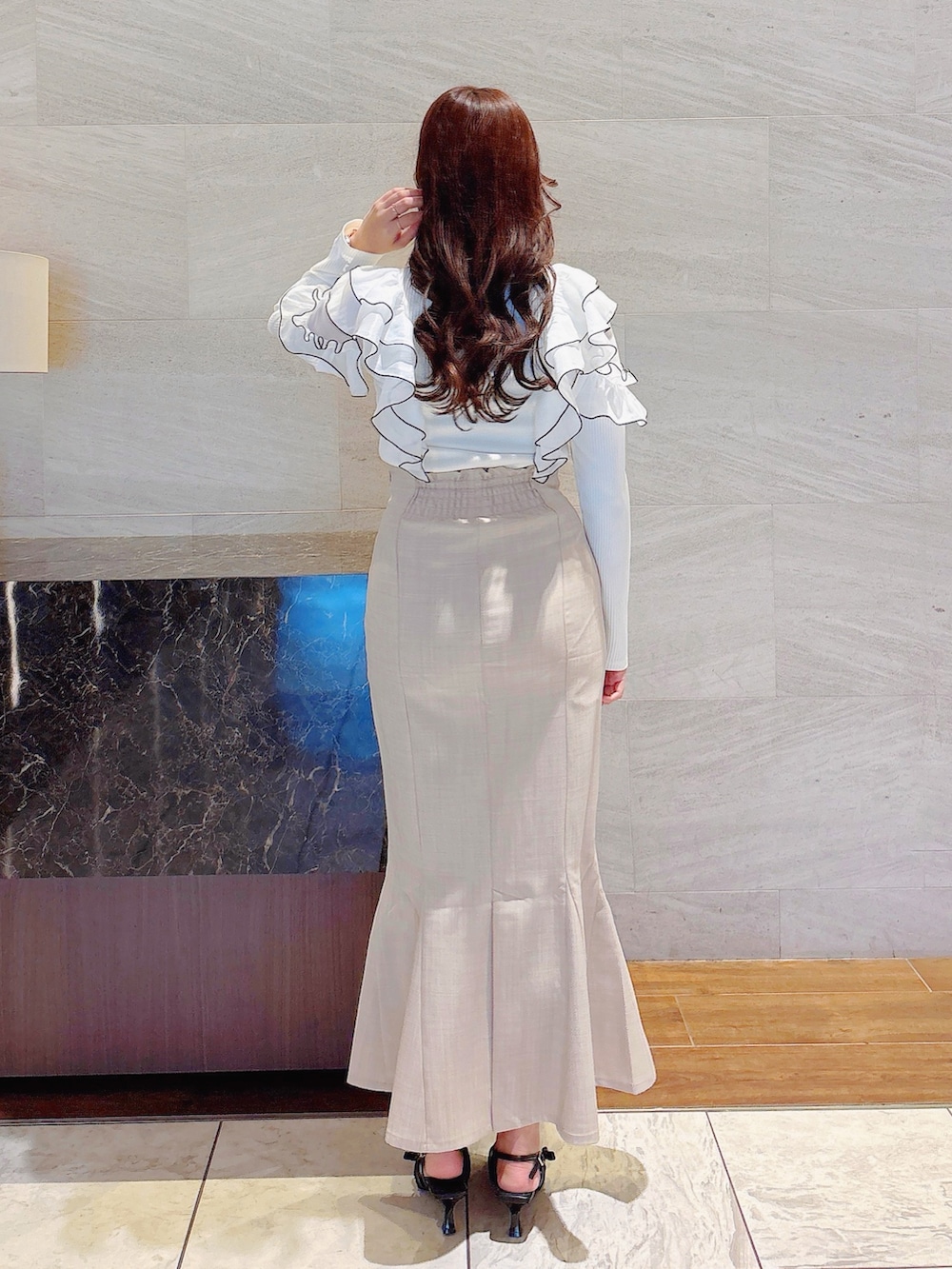 ベージュ系のスカート、ホワイト系のTシャツ/カットソー、ブラック系のパンプスを着用したレディースの春コーディネートの5枚目の写真