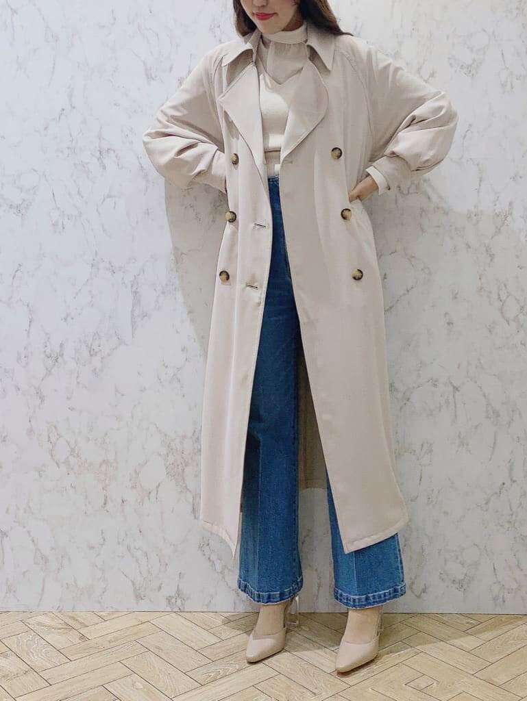 グレー系のトレンチコート、ブルー系のトレンチコート、ベージュ系のトレンチコートを着用したレディースの春コーディネートの2枚目の写真