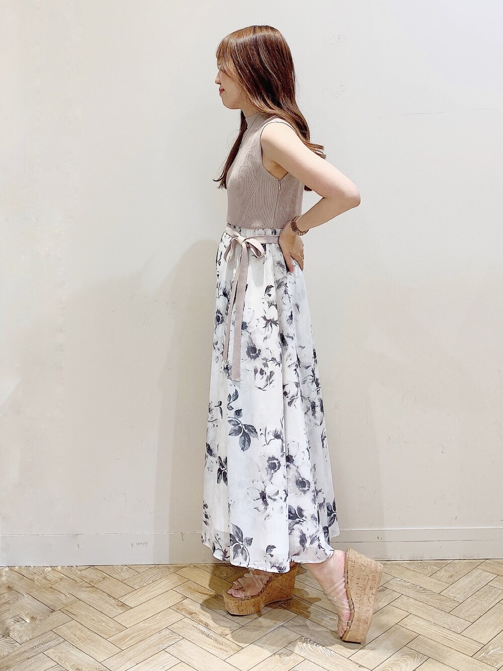 ベージュ系のワンピース、その他のサンダル、ホワイト系のカーディガン/ボレロを着用したレディースの春コーディネートの5枚目の写真