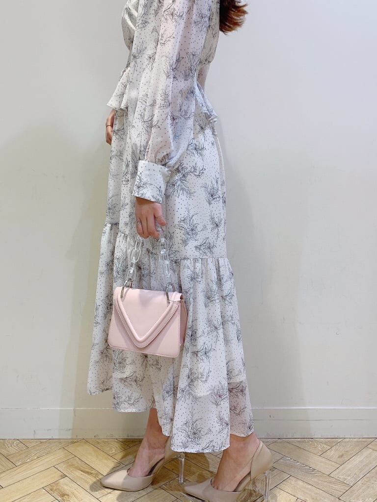 ベージュ系のパンプス、ベージュ系のワンピース、ブラック系のライダースジャケットを着用したレディースの冬コーディネートの4枚目の写真