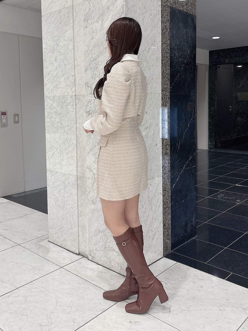 ブラウン系のブーツ、ベージュ系のワンピースを着用したレディースの冬コーディネートの4枚目の写真