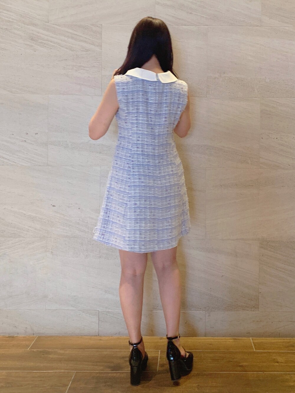 パープル系のワンピース、ブラック系のパンプスを着用したレディースの夏コーディネートの4枚目の写真