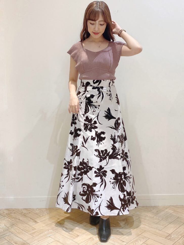 ブラック系のサンダル、ブラウン系のニット/セーター、ホワイト系のスカートを着用したレディースの夏コーディネートの2枚目の写真