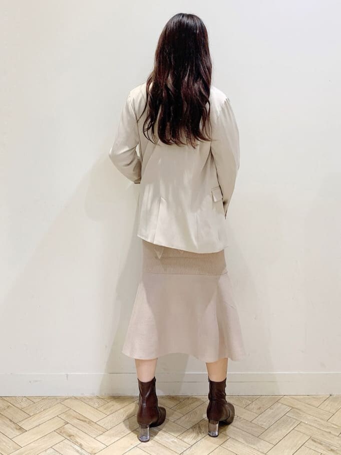 ホワイト系のシャツ/ブラウス、ブラウン系のブーツ、ピンク系のワンピースを着用したレディースの秋コーディネートの7枚目の写真