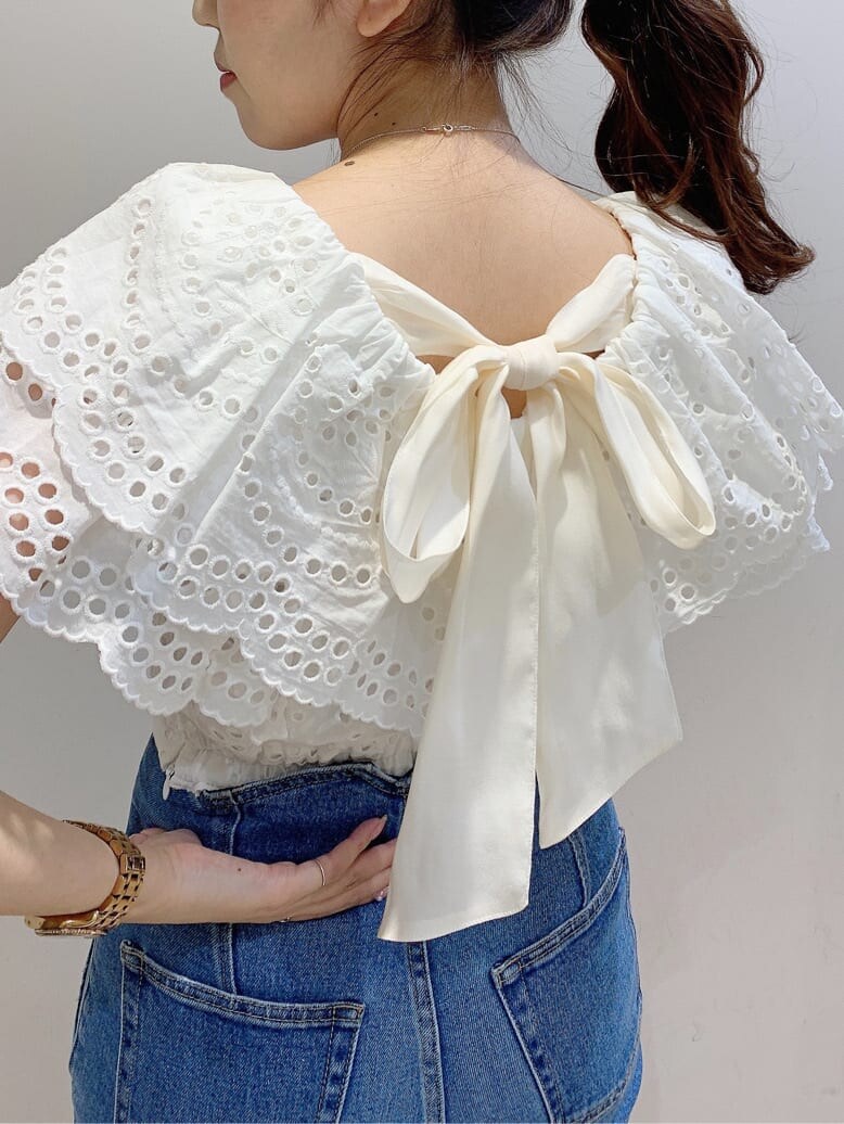 ホワイト系のシャツ/ブラウス、ブルー系のその他パンツを着用したレディースの春コーディネートの4枚目の写真