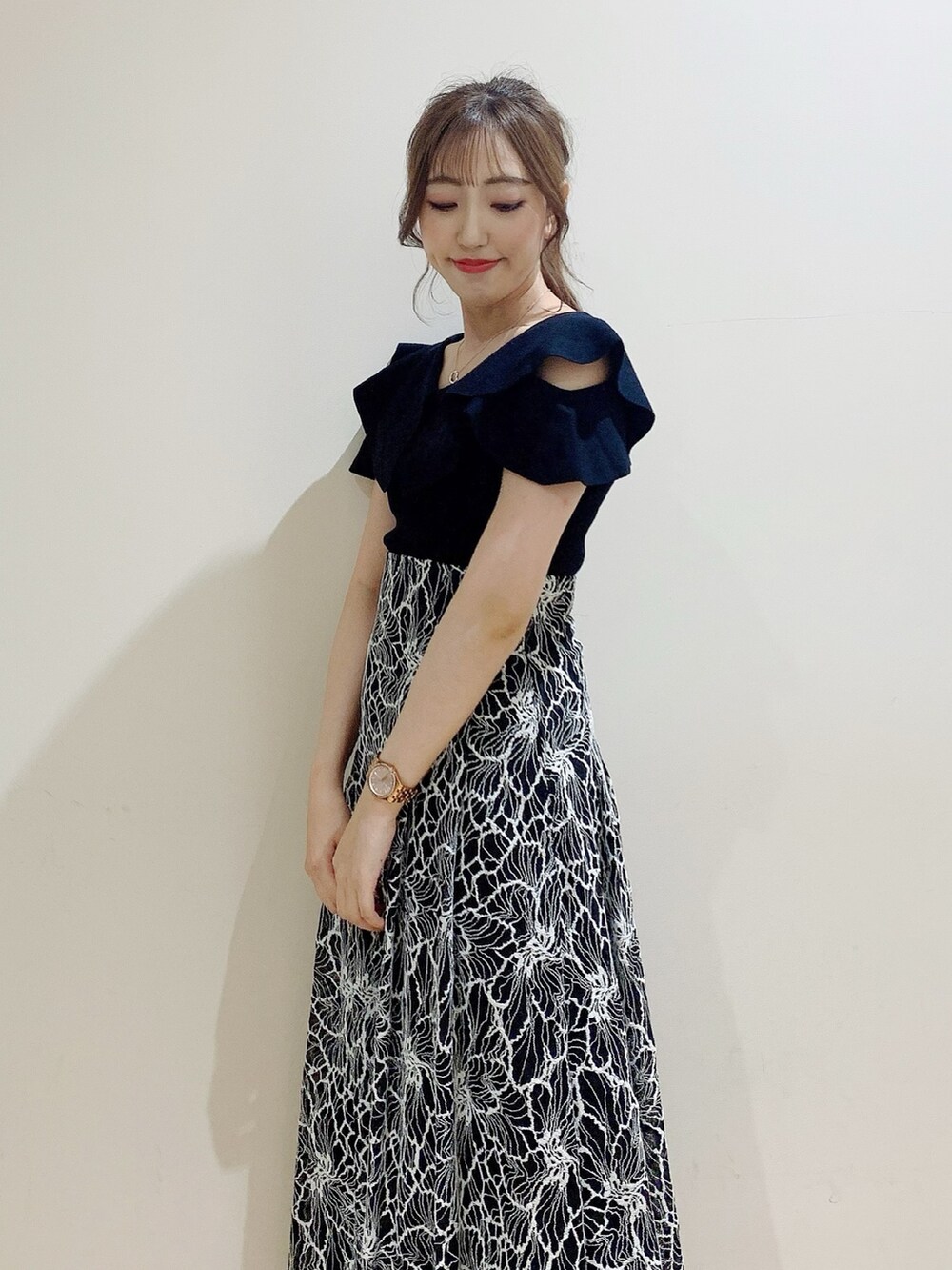 ブラック系のニット/セーター、ブラック系のスカートを着用したレディースの夏コーディネートの8枚目の写真