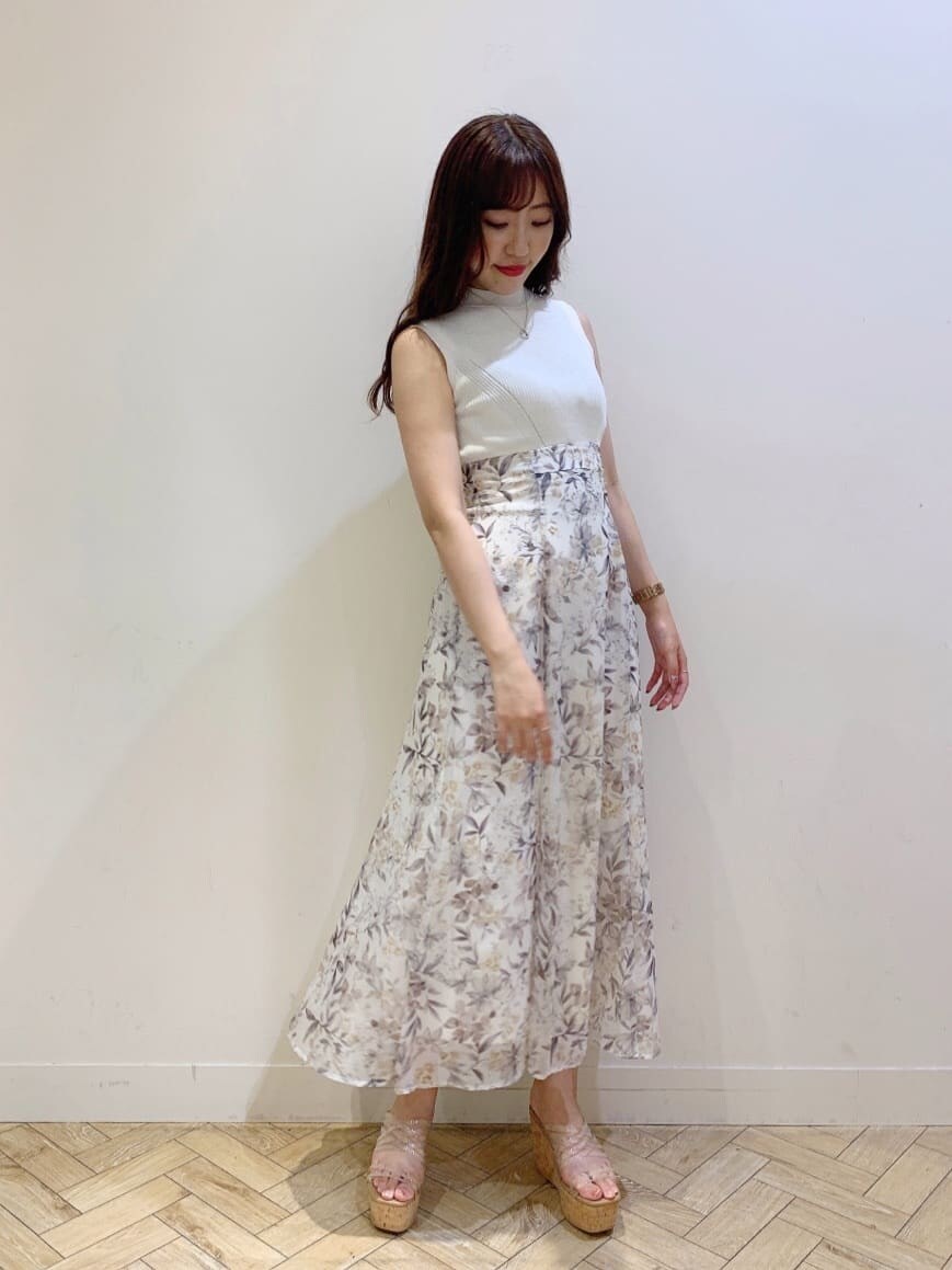 その他のサンダル、ホワイト系のワンピース、ホワイト系のカーディガン/ボレロを着用したレディースの夏コーディネートの3枚目の写真