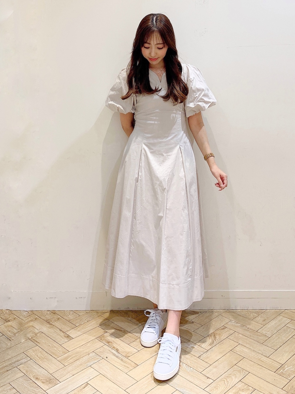 ホワイト系のワンピース、グレー系のスニーカーを着用したレディースの春コーディネートの2枚目の写真