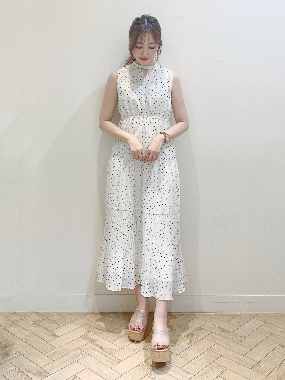 ホワイト系のワンピース、その他のサンダルを着用したレディースの夏コーディネートの2枚目の写真