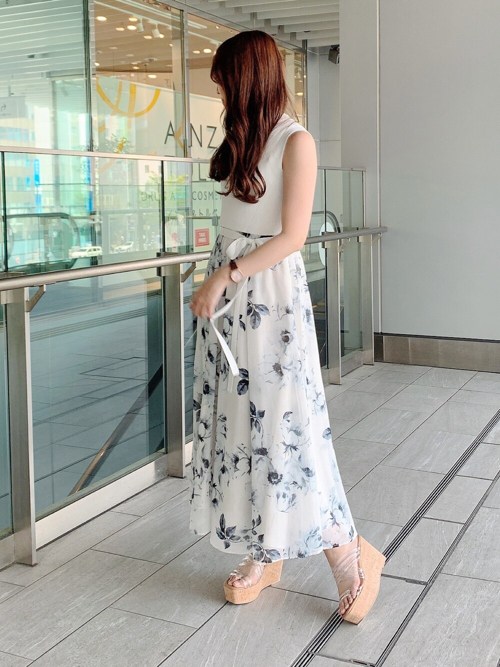 ホワイト系のワンピース、その他のサンダルを着用したレディースの春コーディネートの7枚目の写真