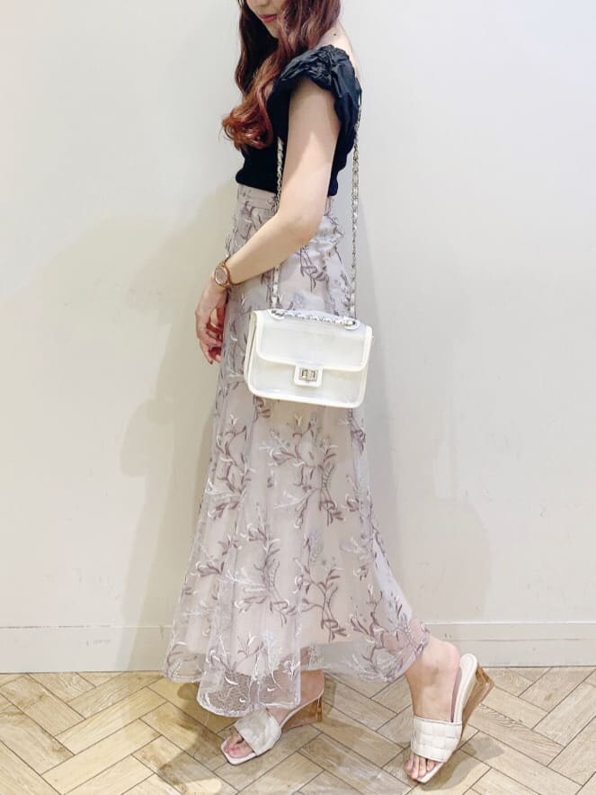 ホワイト系のサンダル、ピンク系のスカート、ブラック系のニット/セーターを着用したレディースの春コーディネートの3枚目の写真