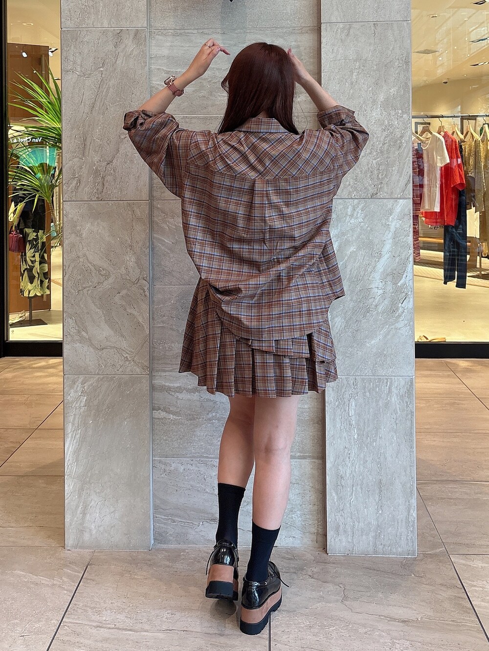 ブラウン系のシャツ/ブラウス、ブラウン系のスカート、その他のローファーを着用したレディースの秋コーディネートの6枚目の写真