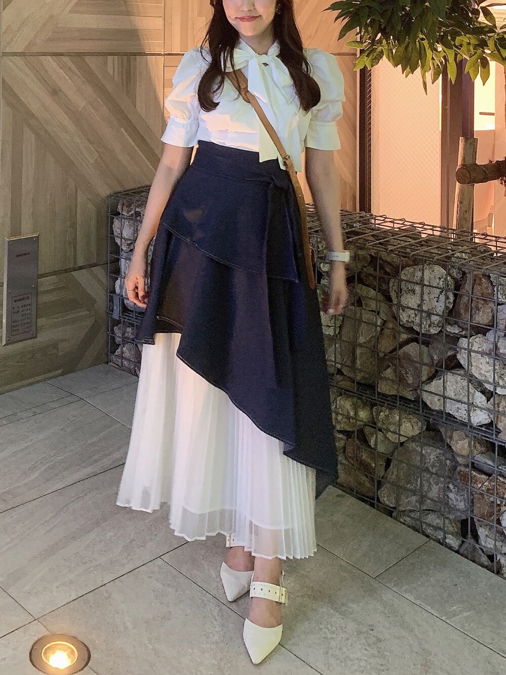 ホワイト系のシャツ/ブラウス、ブルー系のスカートを着用したレディースの秋コーディネートの2枚目の写真