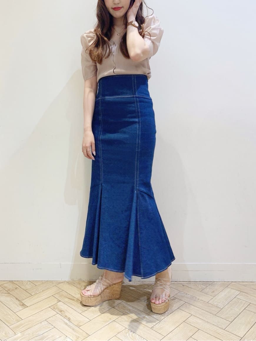 ブルー系のスカート、ピンク系のカーディガン/ボレロ、その他のサンダルを着用したレディースの春コーディネートの2枚目の写真