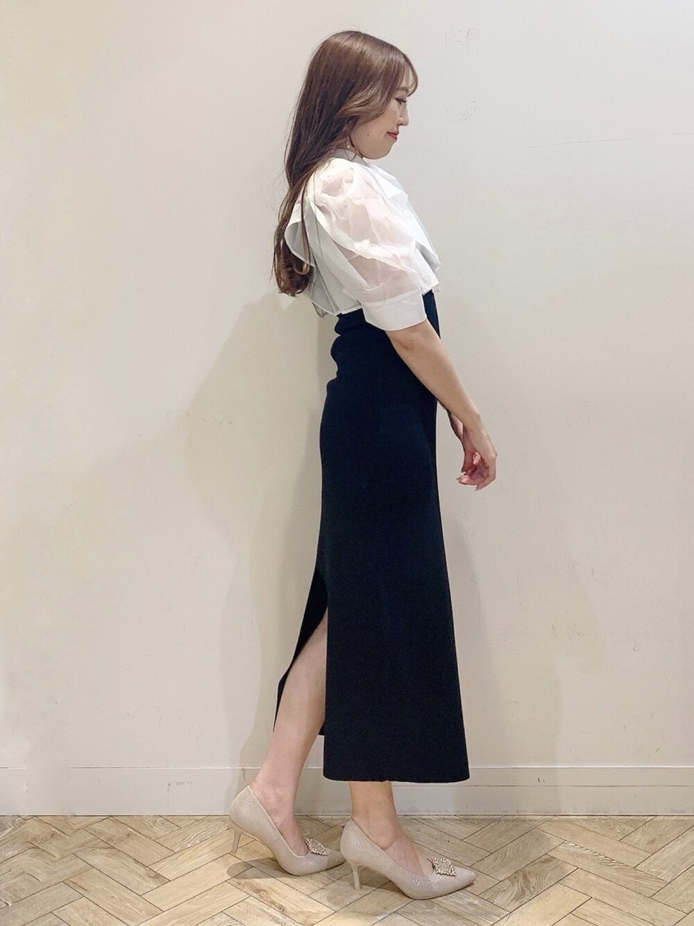 ブラック系のワンピース、ベージュ系のパンプスを着用したレディースの夏コーディネートの4枚目の写真
