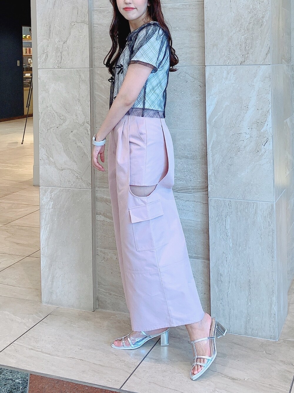 ピンク系のカーゴパンツ、ブラック系のTシャツ/カットソー、シルバー系のパンプスを着用したレディースの夏コーディネートの3枚目の写真