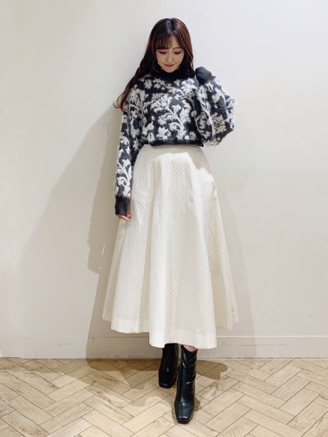 ホワイト系のスカート、ホワイト系のスカート、ブラウン系のニット/セーターを着用したレディースの秋コーディネートの2枚目の写真