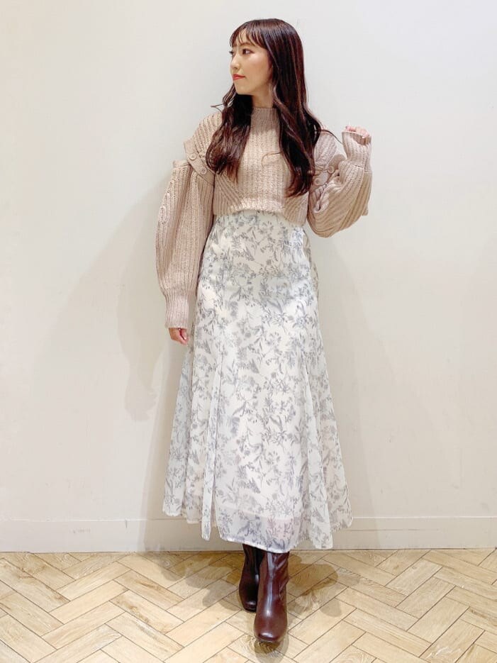 ブラウン系のブーツ、ピンク系のワンピース、ホワイト系のスカートを着用したレディースの秋コーディネートの2枚目の写真