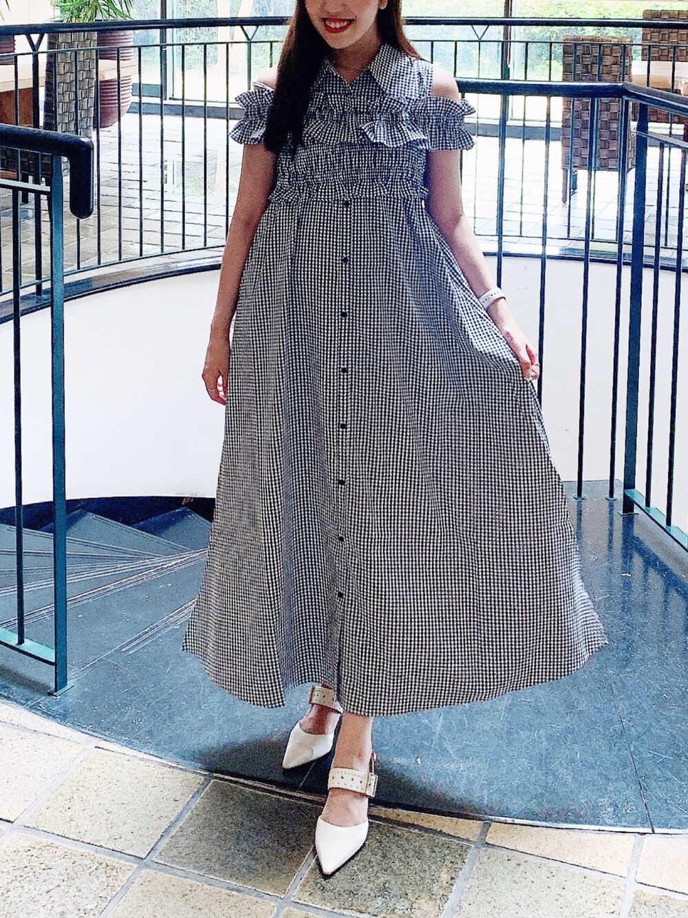 ブラック系のシャツワンピースを着用したレディースの夏コーディネートの3枚目の写真