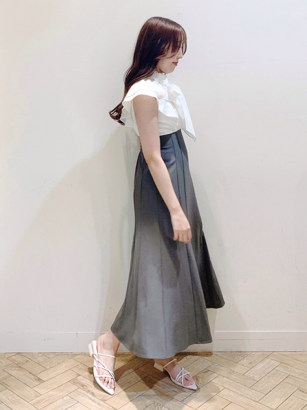 ブラウン系のワンピース、ホワイト系のサンダルを着用したレディースの春コーディネートの5枚目の写真