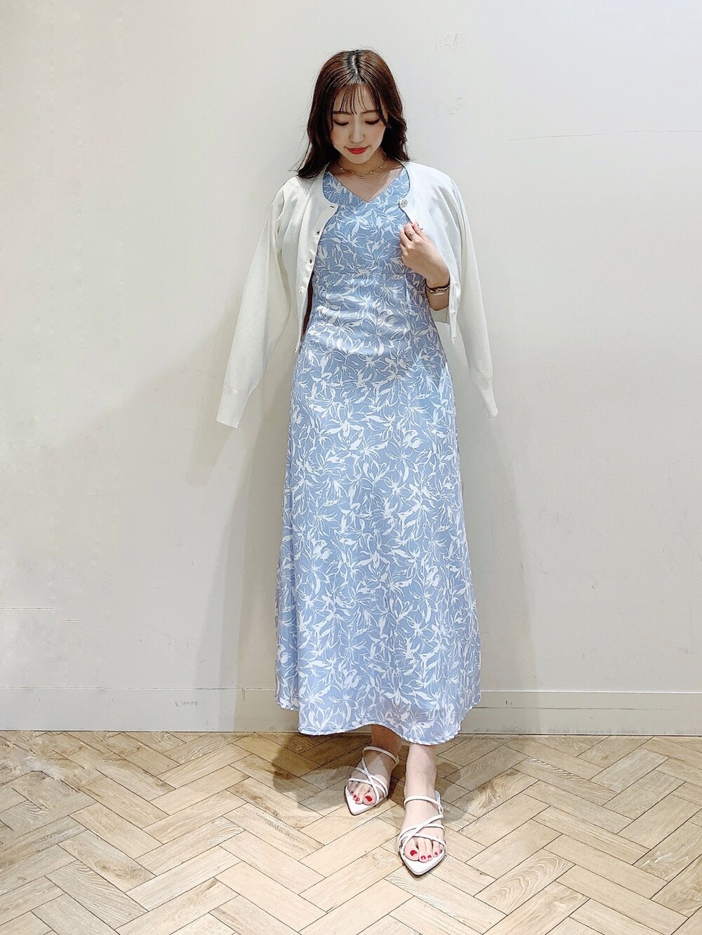 ブルー系のワンピース、ホワイト系のカーディガン/ボレロ、ホワイト系のサンダルを着用したレディースの春コーディネートの9枚目の写真